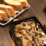 DINING 嬉楽、 - 鳥とキノコのアヒージョ 780円、バゲット 150円×2