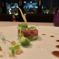 スミレオオサカ - 鮪のタルタルとアボカドムース 山葵薫るバルサミコソース「プライドなんて知らない♬」より