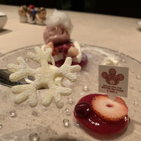 スミレオオサカ - 苺のスフレグラッセ ホワイトチョコの初雪見立て「初雪♬」より