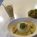 ゴタク - グリーンカレー、ミニサラダ、アイスカフェオレ