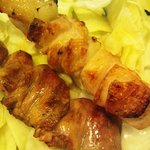 焼鳥おさむ - 鶏もも（１６０円）とハツの追加