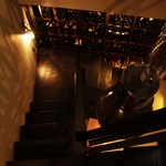 EBISU 燻製 APARTMENT CAVE - 店内には1950年代のオーディオセットが設置され、レトロな雰囲気も味わえます