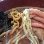 寺泊 こまどり - かに五目味噌ラーメンの麺と白っぽいのは塩ラーメンの麺