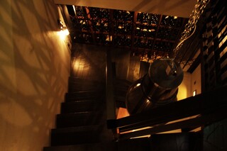 EBISU 燻製 APARTMENT CAVE - 店内には1950年代のオーディオセットが設置され、レトロな雰囲気も味わえます