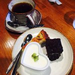 cafe すず音 - お友達のタルトとチョコケーキと…プリン？ブラマンジェ？