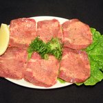 Honkaku Sumibiyakiniku Zeppin - 塩タン　少し厚めにスライスしたジューシー！