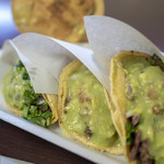 Tacos El Poblano - ソフトシェルにアボカドも加えてとりあえず３つ。
