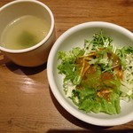 ふらんす亭 - サラダとスープ。サラダのドレッシングが塩辛い