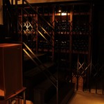 Ebisu Kunsei Apa-Tomento Ka-Vu - ワインの貯蔵庫をイメージした店内