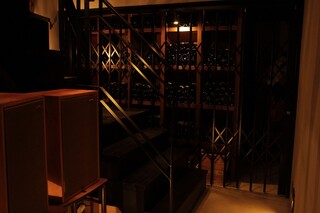 EBISU 燻製 APARTMENT CAVE - ワインの貯蔵庫をイメージした店内