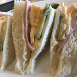 ぶん - ☆卵とハムのサンドです。ふわふわ卵に塩気とマヨネーズのバランスが絶妙です。レベルが高いです。美味しいε-(´∀｀; )