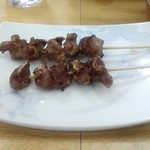 松や - 奥の厨房で焼かれる焼鳥。当然砂肝を逝くのさ。