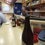 松や - 右カウンター＆左小上がりな店内。