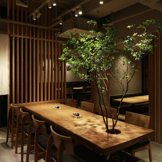 落ち着いた雰囲気の店内、夜はお酒と自然薯料理、そして〆蕎麦。