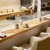 鉄板焼 しろや 銀座亭 - 全席がシェフズテーブルでカウンター席、鮨カウンターを思わせる白を基調にした「はなれ」スペース