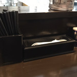 らぁ麺 すぎ本 - カウンターは、箸とレンゲのみとシンプルです。