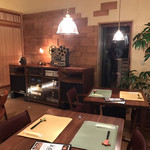 じどりや 穏座 - ラウンジ席。2人掛けテーブルの方です。素晴らし過ぎるオーディオセットが目を引きます。