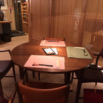 じどりや 穏座 - ラウンジ席。4人掛け円卓の方です。その先に「とりかご」があります。