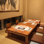 じどりや 穏座 - 「とりかご」の中です。2人からの予約が可能で、6人までの相席となります。グループの場合は6〜8名の利用が可能。※ただし、3人・5人での利用の場合、1席空いてしまうため空席料が必要となります。