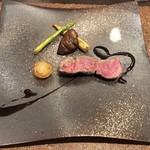 Wakana ～和奏～ - 三重県産美熊野牛サーロイングリル
      黒胡椒風味の赤ワインソース