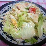 ジャンボカツカレーの大盛はサラダも大盛！