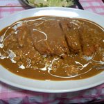 ジャンボカツカレーの大盛。皿にいっぱい！