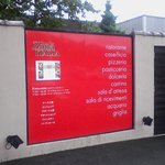 ゾーナ イタリア - お店の入口です。これだと、皆さん写真を撮っちゃいますね。