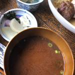 Uraku Dou - 味噌汁、香の物、高野豆腐椎茸
      香の物は柚子の皮が効いていけます。
