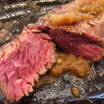 ステーキ宮 - 「てっぱんステーキランチ 240」「ハンキングテンダー240g」切り口拡大1。ナイフで切ると、その赤身の色味が美しく際立つ。その赤身部分から滴り落ちる肉汁が何とも野趣がある。