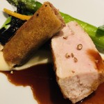 FURUYA　augastronome - フランス産ホロホロ鶏　胸肉のロースト　揚げた小麦粉の薄皮に詰めた腿肉　トランペット茸　グリーンアスパラガス　色々な野菜　ジャガイモのピュレ