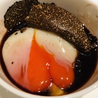 FURUYA　augastronome - 大分県産地鶏卵　蘭王の64度44分火入れ　秋トリュフ乗せ　赤ワインのソース