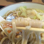 山うち - 麺は少し幅広