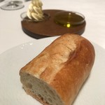 ア・ニュ ルトゥルヴェ・ヴー - パンはクリーミーなバターとオリーブオイルで