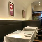 ア・ニュ ルトゥルヴェ・ヴー - ゆったりとしたテーブル席で会話が弾みます