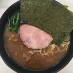 横浜ラーメン 福家 - ラーメン中盛 ￥770
かためアブラ多め