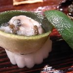 カハラ - 大根の上に　すだちをひっくり返した器　その中は　サロマ湖の牡蠣ですぅ