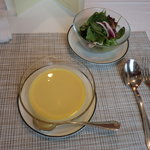 ラ・ブラッスリーシェ松尾 - 冷製コーンクリームスープとサラダ
