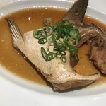 築地虎杖マーケット 食堂部 - 本日の煮魚セット（鰤カマ）６２０円。たくさん身が付いていて、食べ応えがあります（╹◡╹）。味が染みているのに、塩辛くなく、とても美味しくいただきました（╹◡╹）