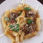 トラットリア エ ピッツェリア アミーチ - 牛ほほ肉と豚ほほ肉のナポリ風煮込みジェノベーゼ　エリコイダリという　ショートパスタ