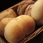 2011/09 パン(カンパーニュ・ライ麦パン・ホワイトロール)(お一人様２５０円×２人分)。