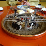 和田金 - コースメニューの餅。炭で焼いてアンコを乗せてくれます。
