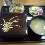 とんかつ山車 - 料理写真:ソースかつ重！付け合せが町の食堂らしい！