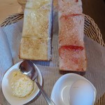 珈琲所コメダ珈琲店 - 左がモーニングBセットのバター、右がモーニングAセットのジャム