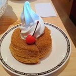 珈琲所コメダ珈琲店 - シロノワール(小)450円、下は十文字に４分割された温かいデニッシュと、上にはソフトクリームとサクランボが乗ってます