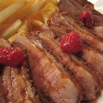 びすとろ UOKIN - 2011/09 カモのロースト ～フランボワーズソース～ 赤ワインと相性◎(９８０円)。