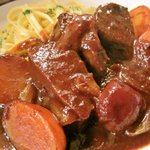 2011/09 牛ほほ肉の赤ワイン煮 ほろほろの牛ほほ肉をヌイユ(平打ちパスタ)にからめてお食べ下さい(９８０円)。
