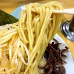 うまいヨゆうちゃんラーメン - ネギラーメン大盛りの麺リフトアップ