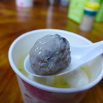 九份傳統魚丸 - これだけ黒い。青魚かな？