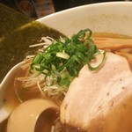 麺や　一心 - 葱醤油ラーメン、半熟味付け合わせ卵♪