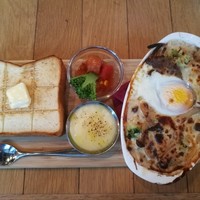 梅田 ワーフ - 嵜本さんの高級食パンとコラボ、黒トリュフ薫るポルチーニグラタンのランチセット税込み1,188円